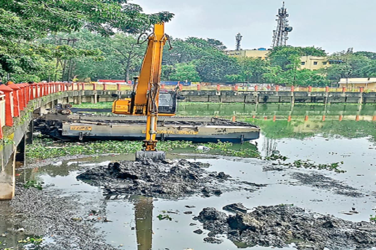 सफाई के नाम पर सिर्फ खानापूर्ति कर रहा रांची नगर निगम, निकाला जा रहा गाद फिर से बड़ा तालाब में ही समा रहा