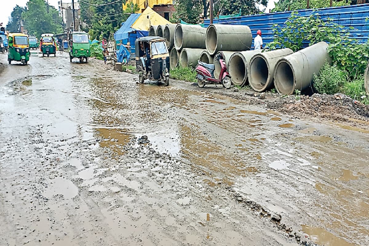 रांची के बहू बाजार से गढ़ाटोली तक की सड़क गड्ढों में तब्दील, चलना हुआ मुश्किल