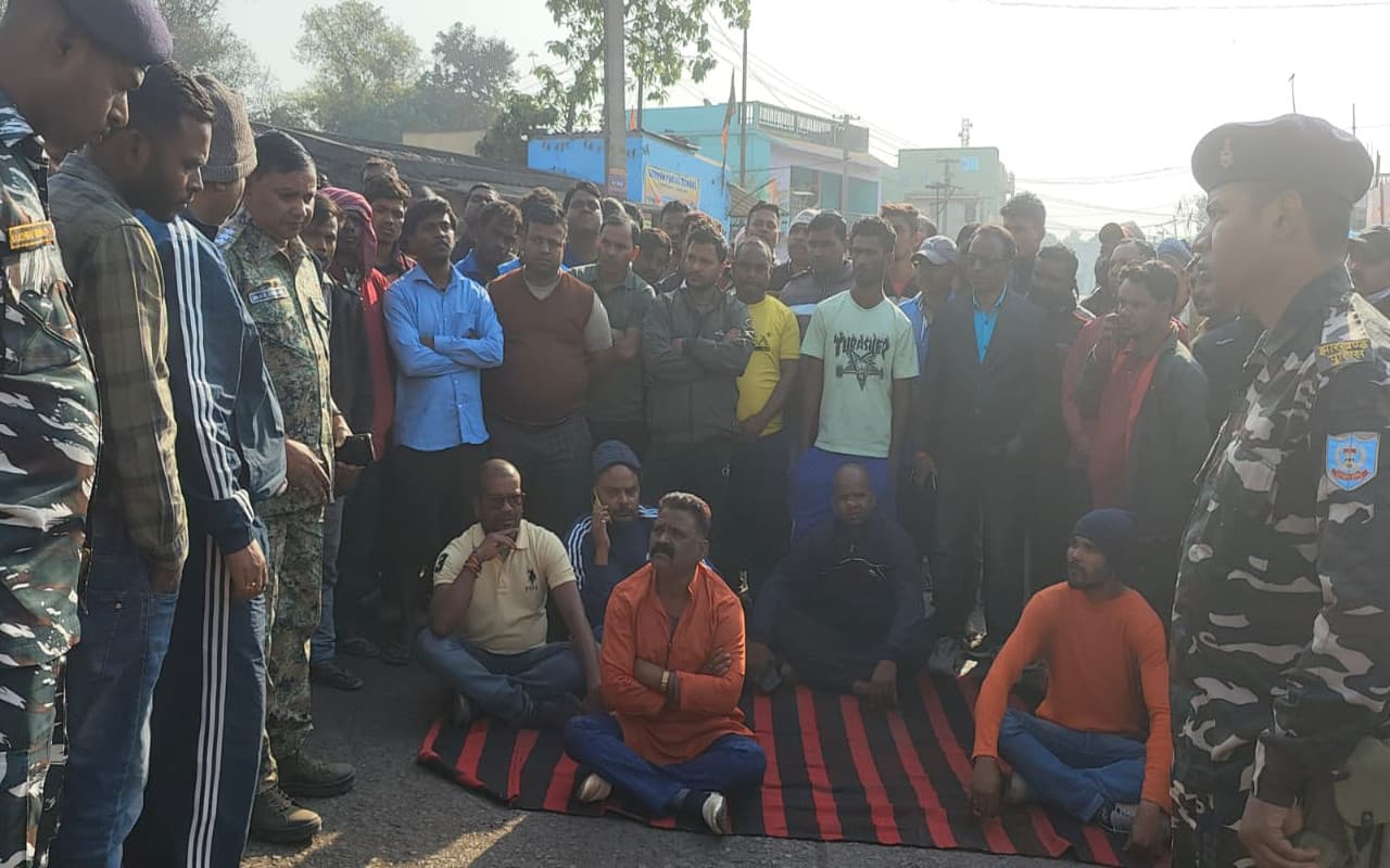रामगढ़ में कांग्रेस विधायक प्रतिनिधि की हत्या के विरोध में सड़क पर उतरे ग्रामीण, रांची-भुरकुंडा मार्ग जाम