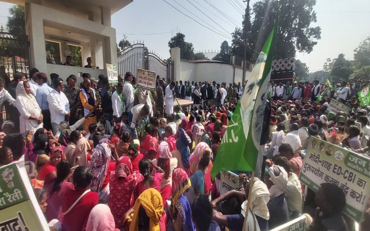 Jharkhand News: झारखंड में सियासी सरगर्मी के बीच कैसा है सीएम हाउस के बाहर का नजारा