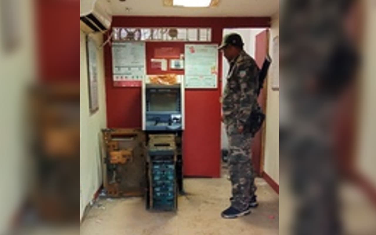 Ranchi Crime News: रांची में HDFC व IndusInd बैंक के एटीएम को गैस कटर से काटकर कैश की लूट