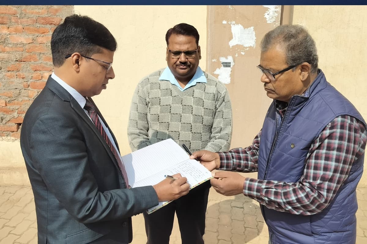 ईवीएम वेयर हाउस का निरीक्षण करने पहुंचे रांची डीसी राहुल कुमार सिन्हा, उपनिर्वाचन पदाधिकारी को दिया ये निर्देश