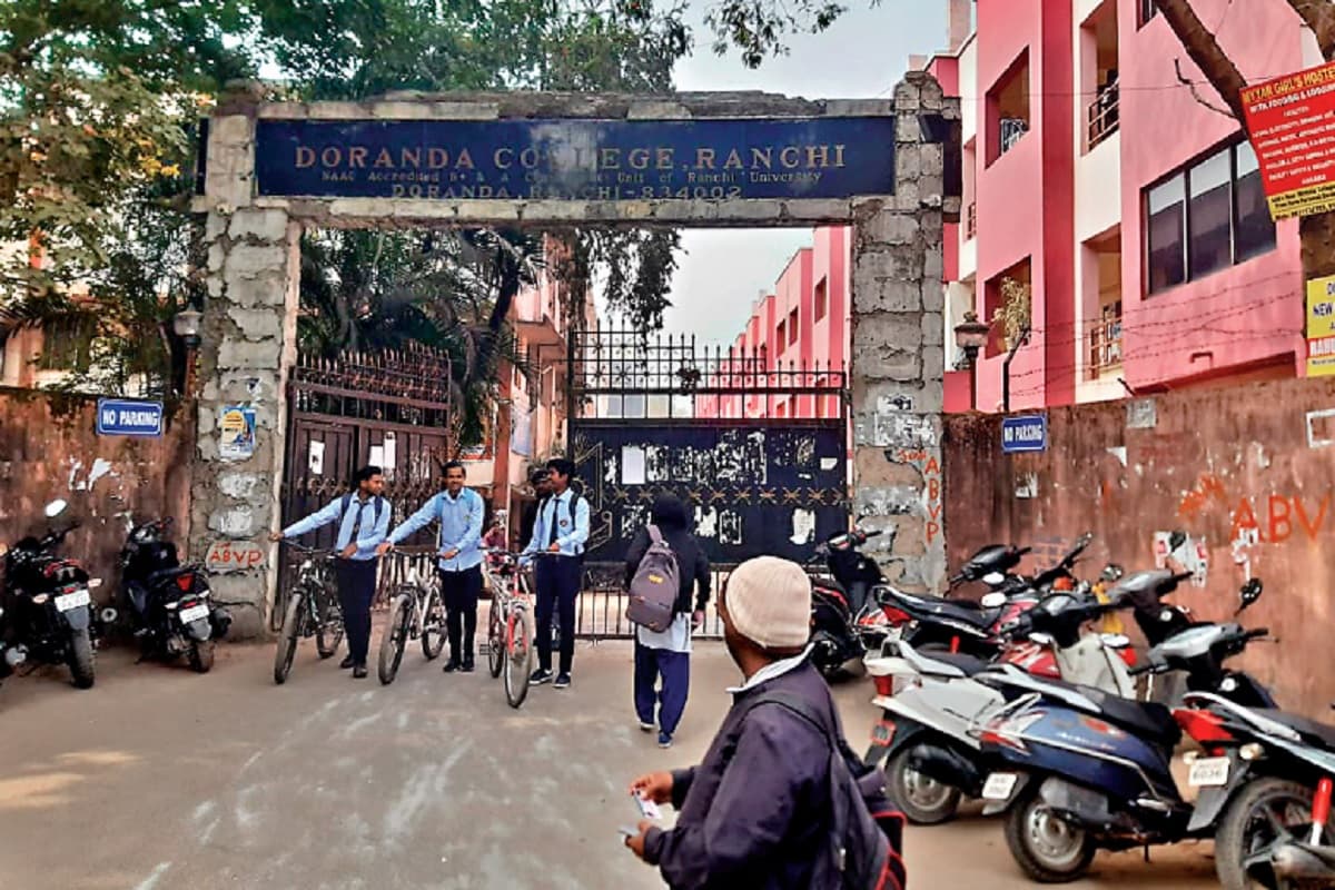 झारखंड की शिक्षा व्यवस्था का हाल : रांची के डोरंडा कॉलेज में 24 कमरे में पढ़ते हैं 18000 स्टूडेंट्स