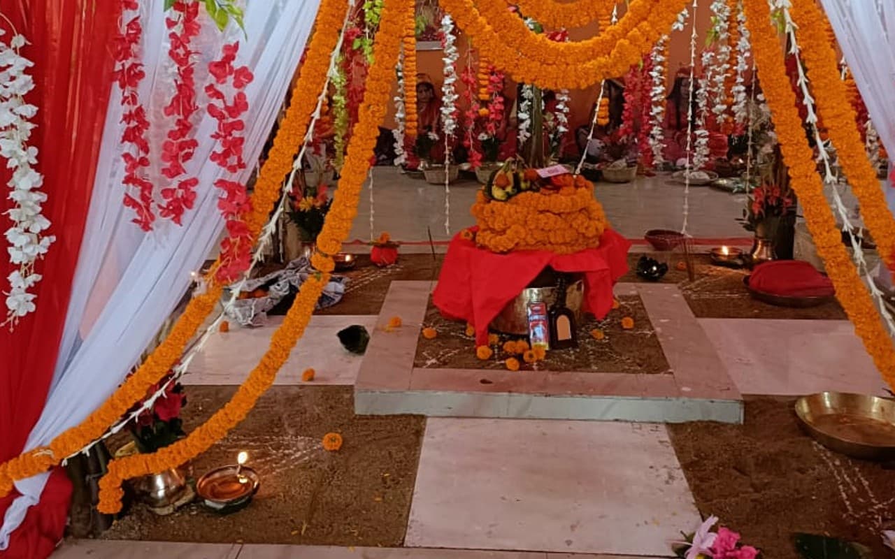 दुर्गा पूजा की अनोखी परंपरा: रांची में सैन्य सम्मान और फायरिंग के साथ हुई कलश स्थापना