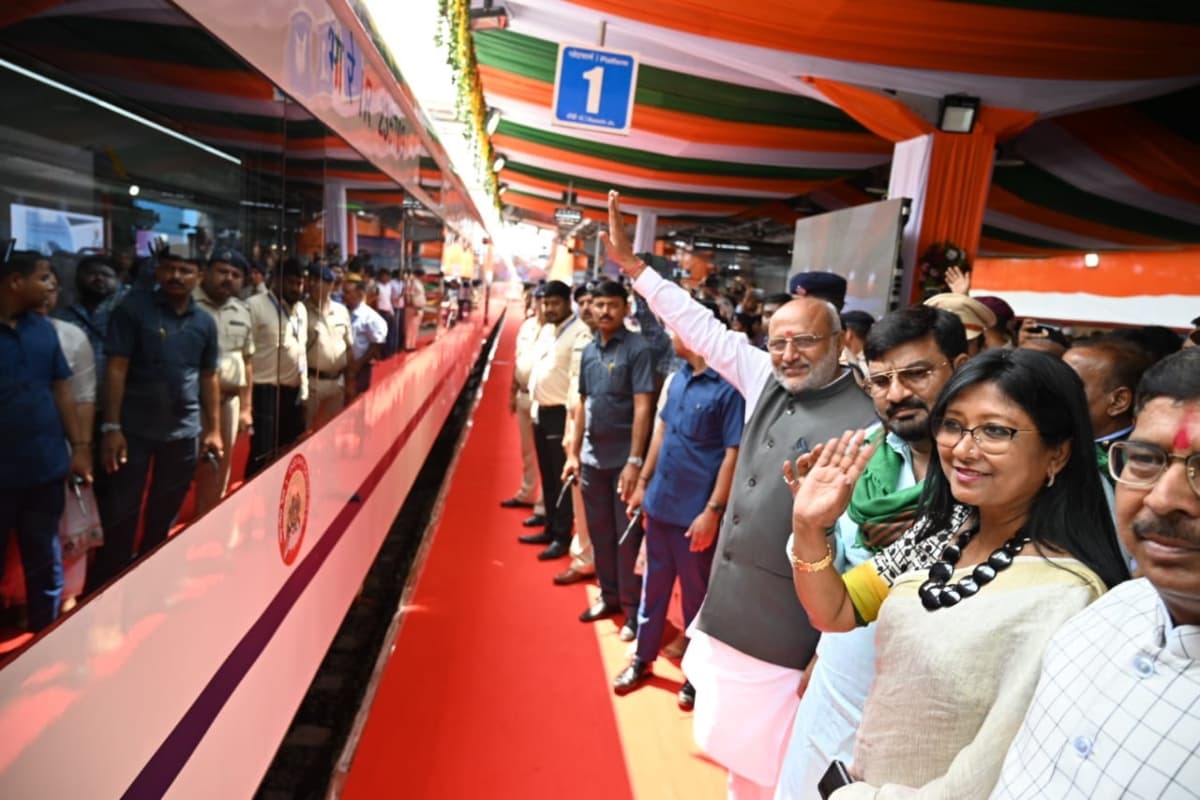 PHOTOS: रांची-हावड़ा वंदे भारत एक्सप्रेस का पीएम मोदी ने किया शुभारंभ, क्या बोले राज्यपाल सीपी राधाकृष्णन?