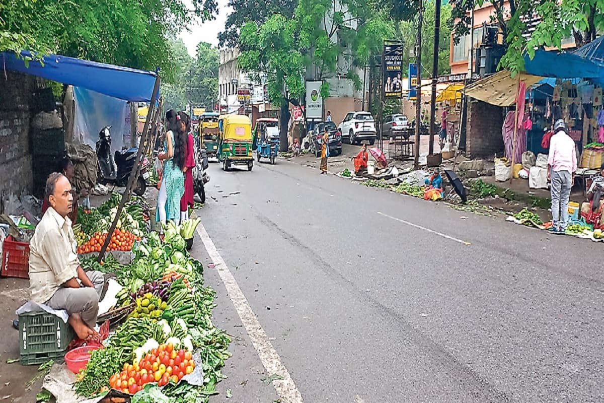 रांची के कोकर चौक से अलबर्ट एक्का चौक तक सड़क पर सब्जी दुकानदार, ठेला और ऑटो का कब्जा, जाम से लोग परेशान