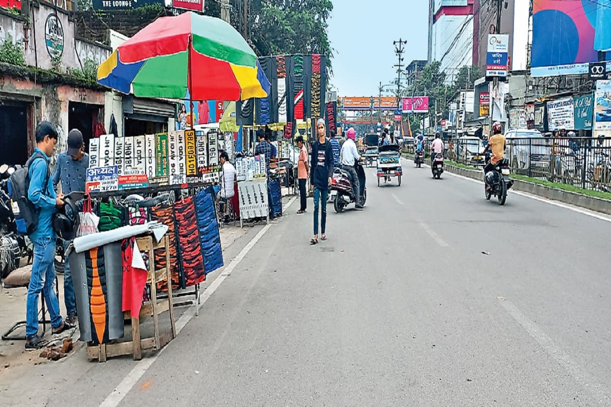 फुटपाथ दुकानदारों की वजह से रांची के मेन रोड में लग रहा जाम, नगर निगम नहीं उठा रहा ठोस कदम