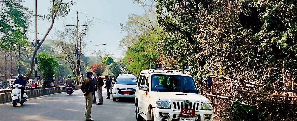मोरहाबादी में हुई फायरिंग के बाद रांची प्रशासन सख्त, अब न बाजार लगेगा न ठेले खोमचे, धारा 144 लागू मोरहाबादी में हुई फायरिंग के बाद रांची प्रशासन सख्त, अब न बाजार लगेगा न ठेले खोमचे, धारा 144 लागू