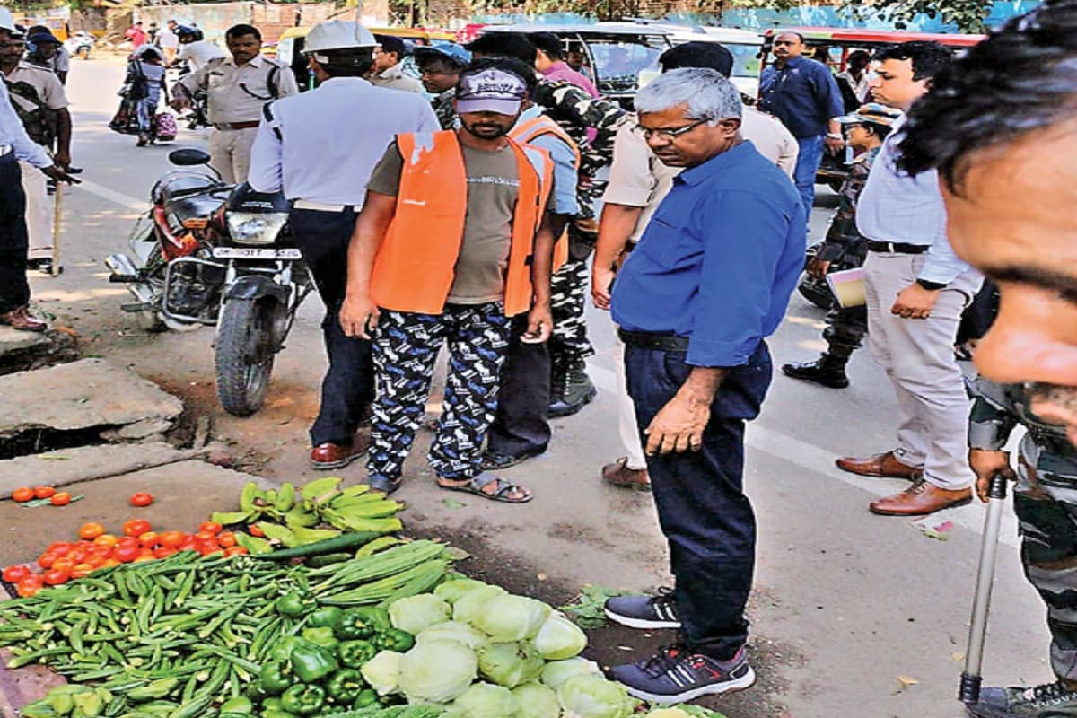 रांची नगर निगम की टीम के हटते ही सड़क पर फिर कर लिया अतिक्रमण, लगने लगा जाम