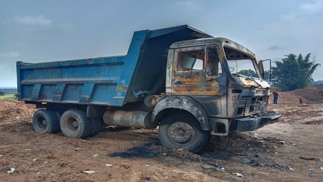 रांची के बुढ़मू में नक्सलियों ने फूंका पोकलेन व हाइवा, लेवी न मिलने के कारण दिया घटना को अंजाम