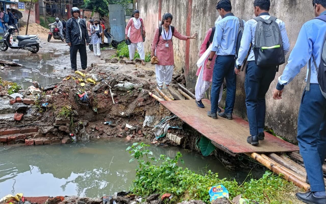 Ranchi News: नगर निगम ने डोरंडा कॉलेज के पास गड्ढा खोदकर छोड़ा, जोखिम में लोगों की जान