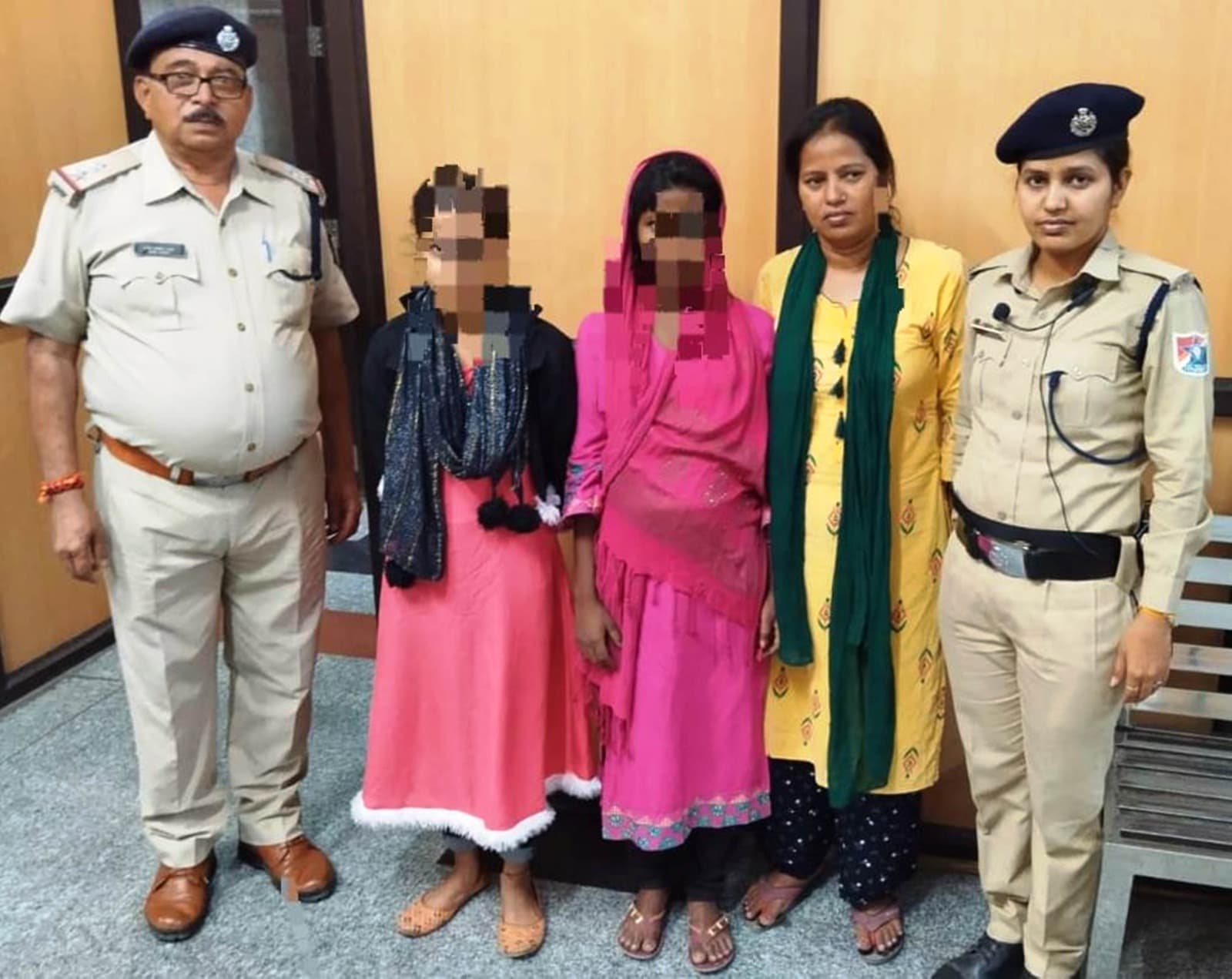 ऑपरेशन नन्हें फरिश्ते: रांची और पटना की बच्चियां वाराणसी स्टेशन पर लावारिस मिली, चाइल्ड लाइन को सौंपा गया ऑपरेशन नन्हें फरिश्ते: रांची और पटना की बच्चियां वाराणसी स्टेशन पर लावारिस मिली, चाइल्ड लाइन को सौंपा गया