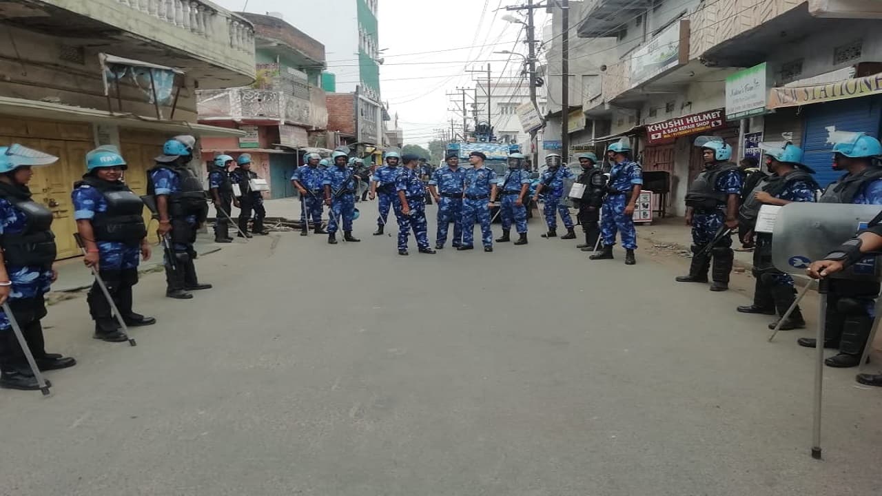 Ranchi Violence: रांची हिंसा को लेकर हिरासत में लेने का विरोध, पुलिस बल तैनात, कई इलाकों में बैरिकेडिंग Ranchi Violence: रांची हिंसा को लेकर हिरासत में लेने का विरोध, पुलिस बल तैनात, कई इलाकों में बैरिकेडिंग