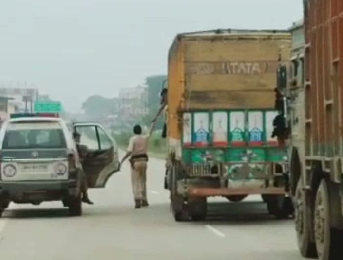 झारखंड में गोवंशीय पशुओं से लदे ट्रक से वसूली करते पुलिसकर्मी का वीडियो VIRAL