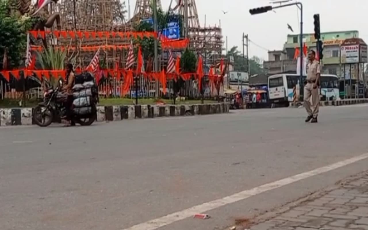 रांची के बूटी मोड़ चौक पर पुलिसकर्मी का रिश्वत लेते वीडियो वायरल, SSP ने दिये जांच के आदेश, देखें Pics