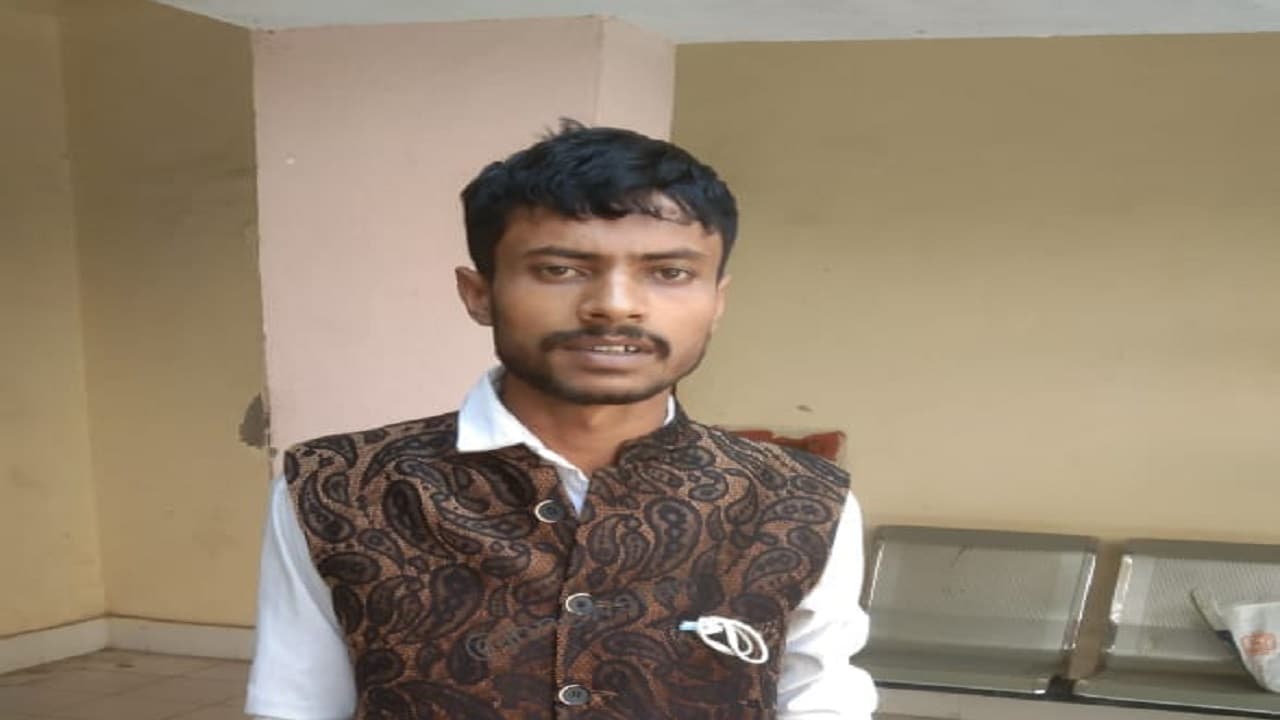 Jharkhand News: खुद को पुलिस बताकर दिखाया रौब, ऐंठे 17 हजार रुपये, एक को पुलिस ने दबोचा, दो हैं फरार