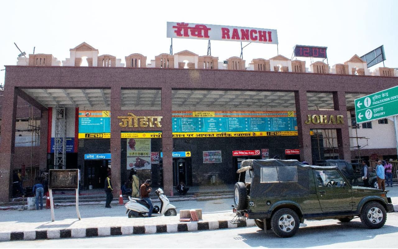 छठ के बाद रांची स्टेशन पर उमड़ी रही भीड़, दिल्ली जाने के लिए नहीं मिल रही टिकट