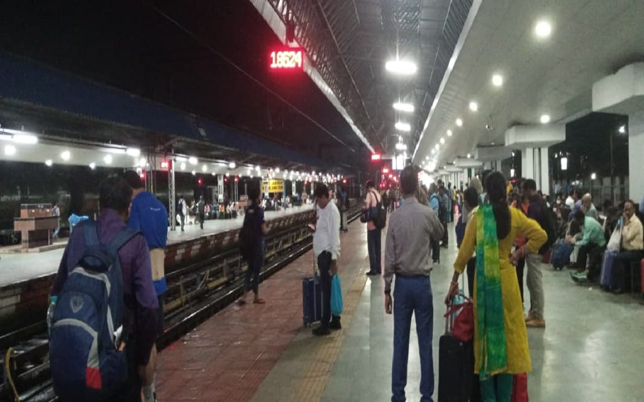 यात्रीगण ! कृपया ध्यान दें, रांची रेलवे स्टेशन पर Hatia Patna Express आ रही है, लेकिन गुजर गयी मालगाड़ी