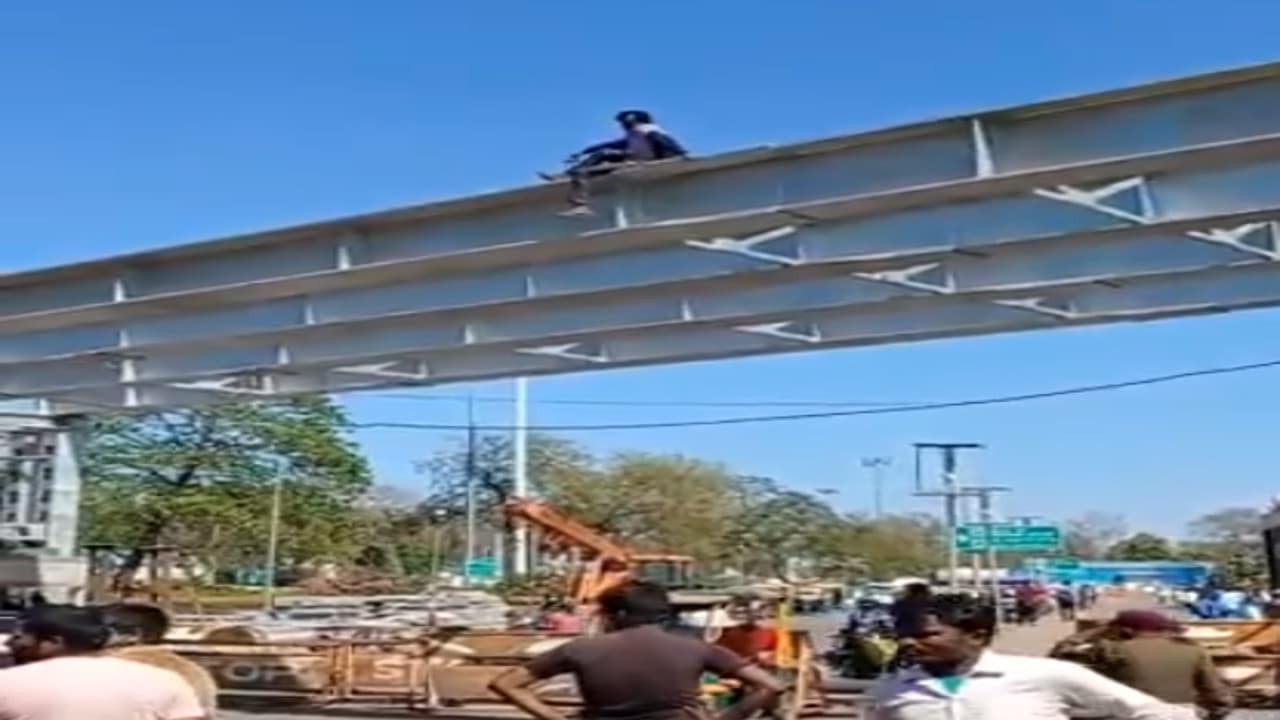 फिल्मी स्टाइल में रांची के फुटओवर ब्रिज पर चढ़ कर युवक ने दी कूदने की धमकी, चला घंटों ड्रामा
