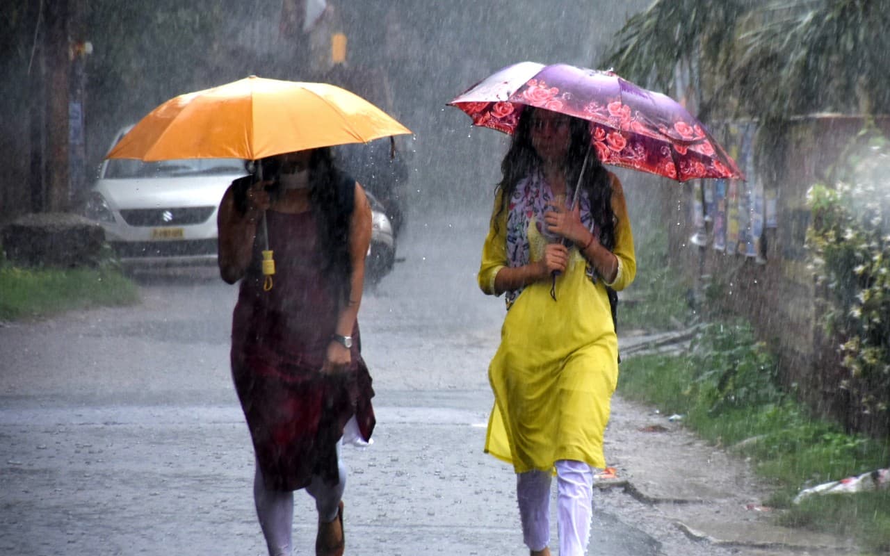 Weather Forecast Updates: UP में भारी बारिश का अलर्ट, लखनऊ में सोमवार को बंद रहेंगे 12वीं तक के सभी स्कूल