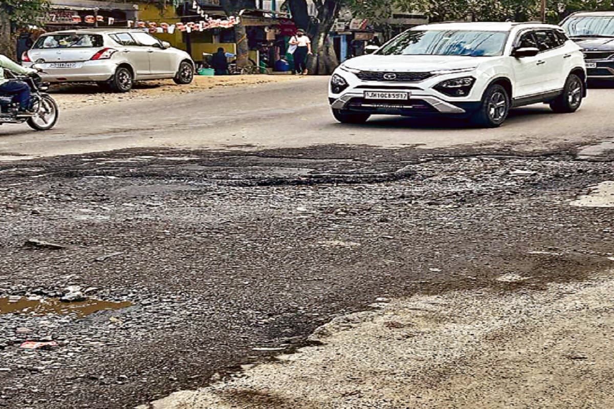 रांची : हादसों का सबब बन रहे रास्तों में बने गढ्ढे, कई बार गिर चुके हैं दोपहिया चालक