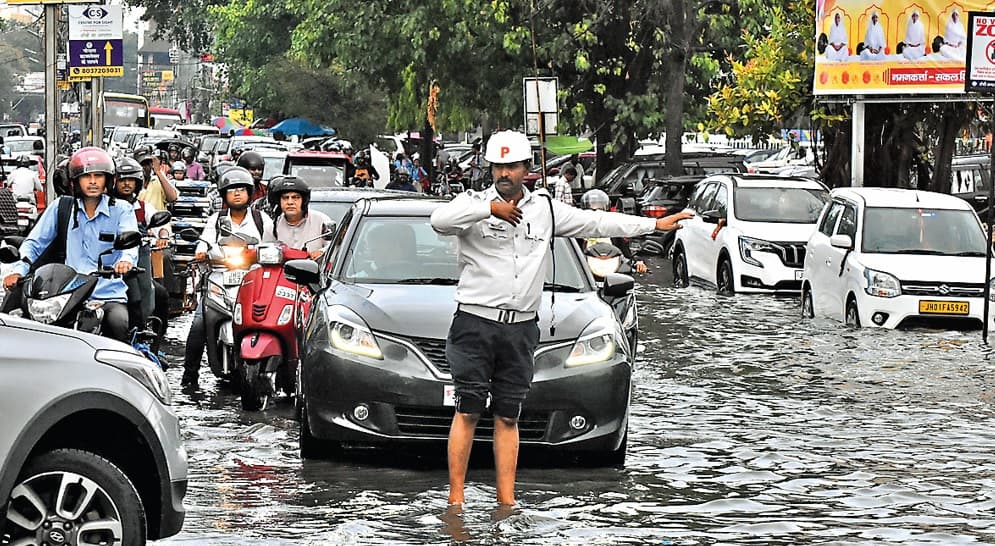 मानसून आते ही रांची के सड़कों की खुली पोल, बारिश होते ही जगह जगह जलजमाव की स्थिति