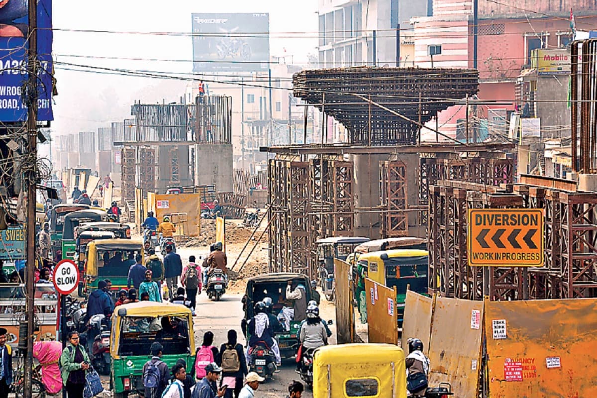 बेतरतीब ऑटो और सड़क किनारे बने गड्ढे बन रहे हैं रांची में जाम की वजह, देखें तस्वीरें