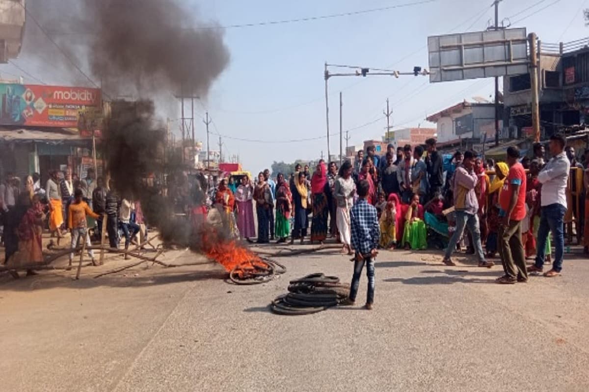 Jharkhand News: रांची में सूरज महली की हत्या के खिलाफ विरोध प्रदर्शन, आश्वसन के बाद सड़क जाम हटा