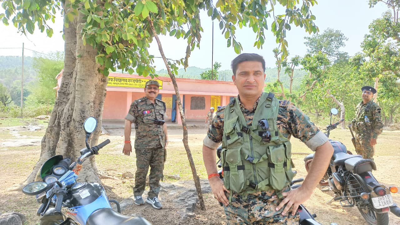 झारखंड पंचायत चुनाव : नक्सल प्रभावित क्षेत्र के मतदान केंद्र पहुंचे रांची SSP, कहा- बेखौफ होकर करें वोट