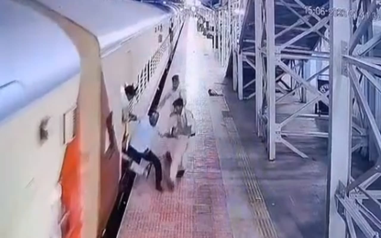 चाईबासा की प्रमुख खबरें: चलती ट्रेन से गिरकर युवक के कटे पैर, बस का चक्का चढ़ने से बाइक सवार युवक घायल