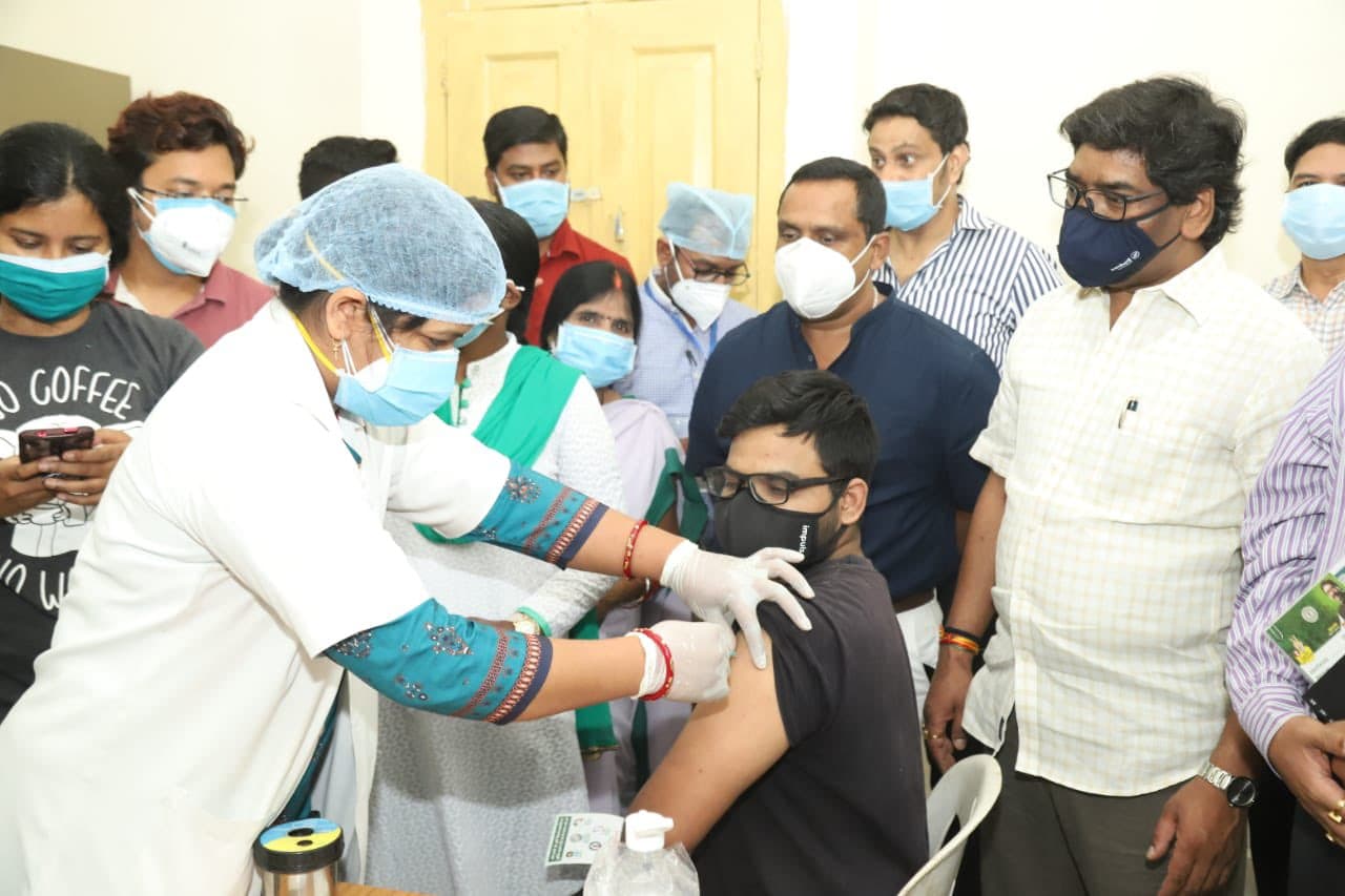 Corona Vaccination In Ranchi : रांची में 18 प्लस के लिए कोरोना टीकाकरण का हुआ शुभारंभ, टीका लेने के लिए ये है अनिवार्य, फर्जी तरीके से वैक्सीन लेने पर होगी कार्रवाई Corona Vaccination In Ranchi : रांची में 18 प्लस के लिए कोरोना टीकाकरण का हुआ शुभारंभ, टीका लेने के लिए ये है अनिवार्य, फर्जी तरीके से वैक्सीन लेने पर होगी कार्रवाई