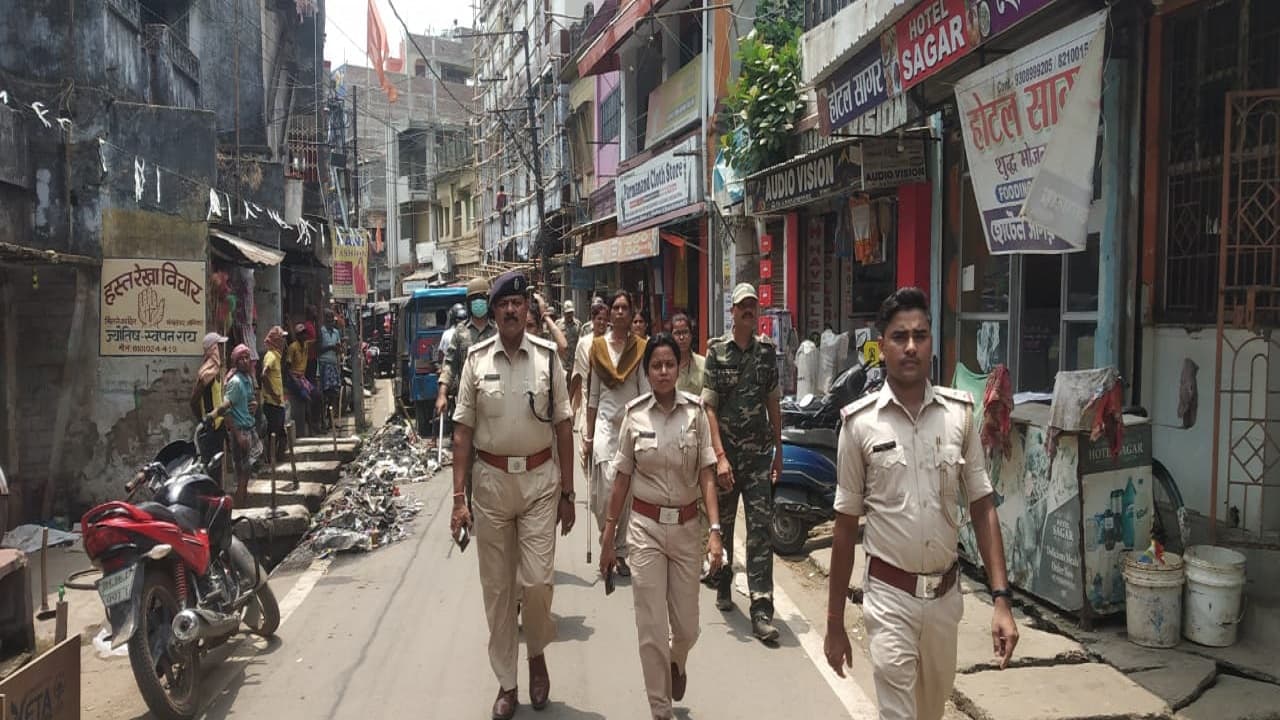 Ranchi Violence के बाद झारखंड का संताल परगना अलर्ट, Social Media पर पैनी नजर, पुलिस ने निकाला फ्लैग मार्च
