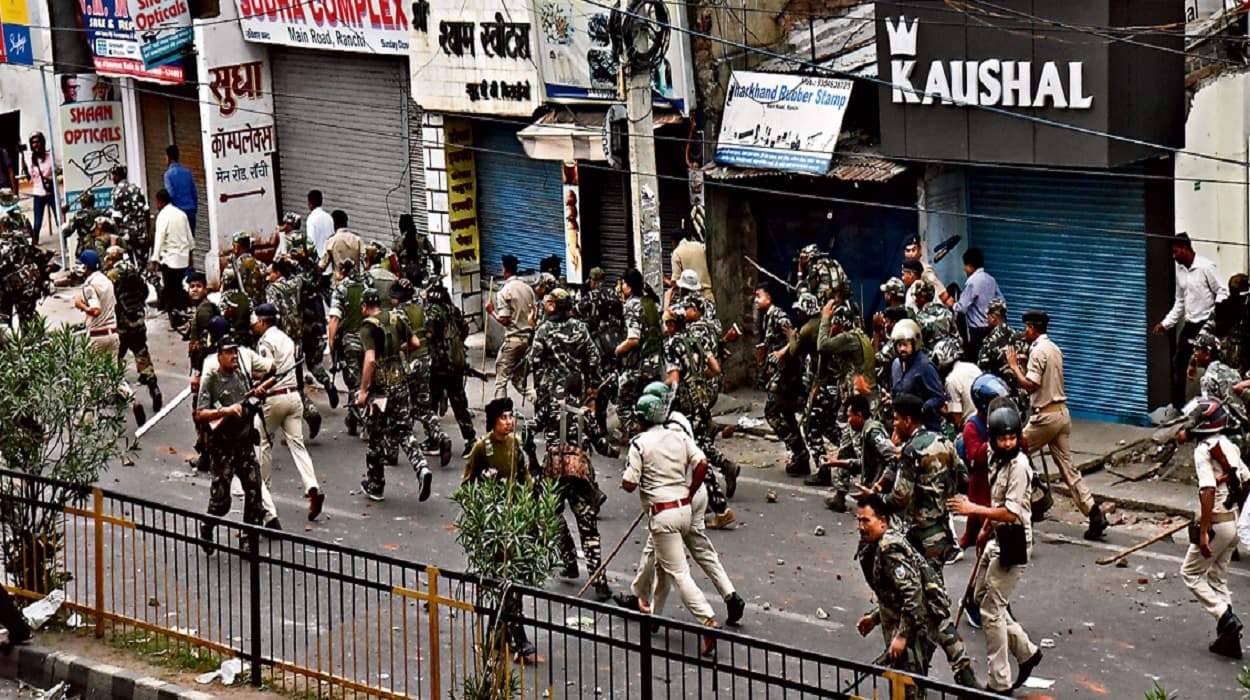 हिंसा के बाद राजधानी रांची का क्या है महौल ? चप्पे चप्पे पर तैनात है पुलिस, IPS अधिकारी खुद कर रहे कैंप