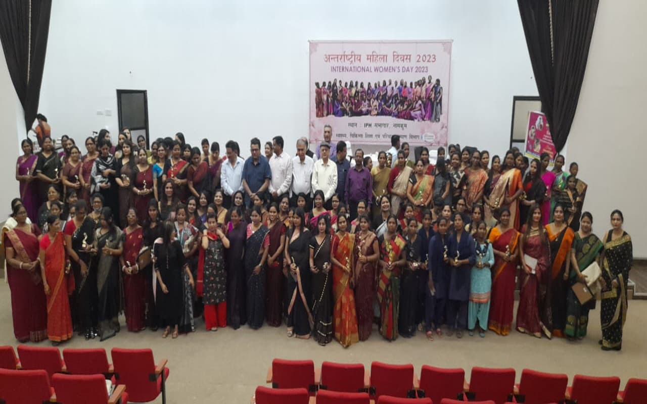 झारखंड : 105 महिलाएं सम्मानित, अपर मुख्य सचिव अरुण कुमार सिंह बोले- जो ठान लेती उसे पूरा करके ही छोड़ती