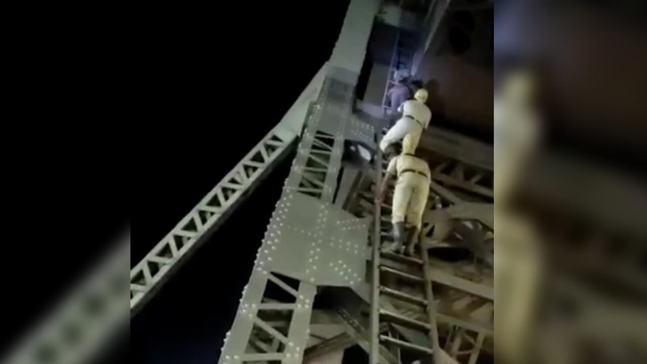 Howrah Bridge: हावड़ा ब्रिज पर चढ़ा रांची का युवक, काफी मशक्कत के बाद दमकलकर्मियों ने उतारा