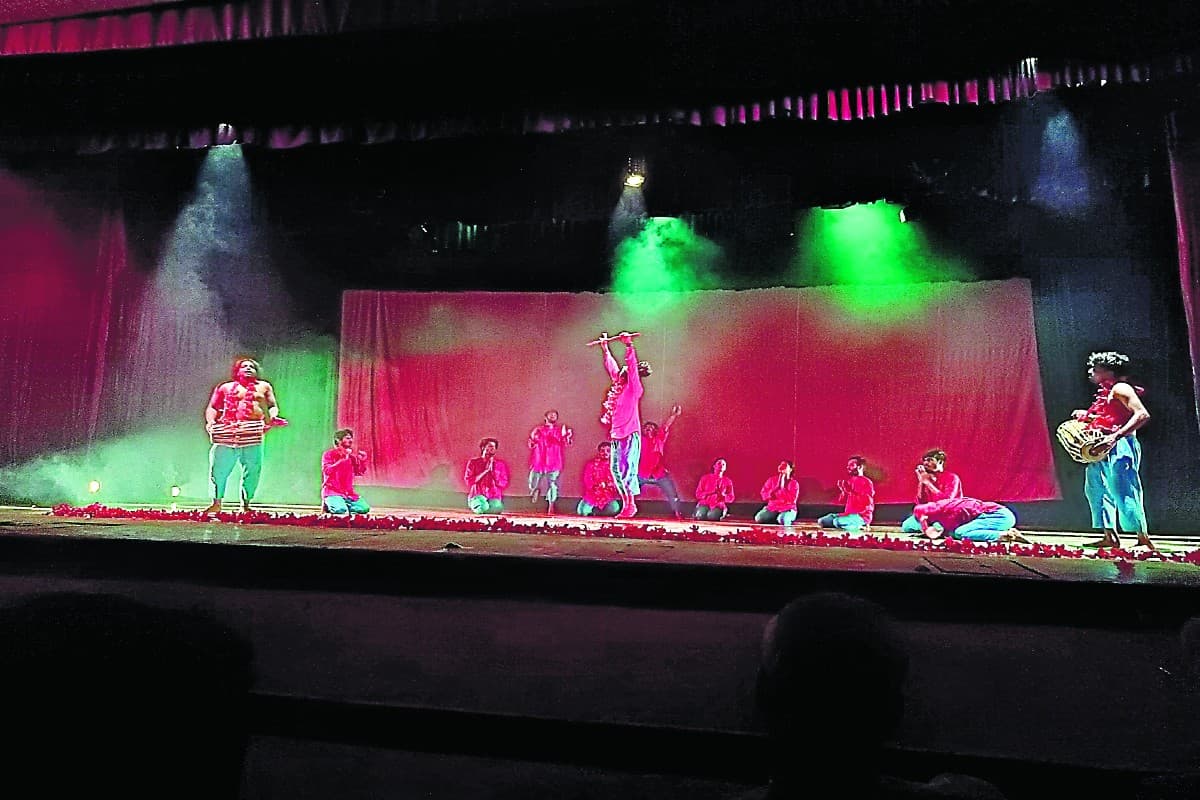 रंगमंच: नाटक दृश्य के साथ श्रव्य भी है जरूरी