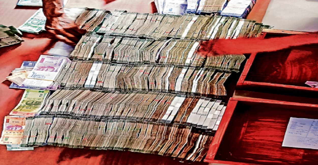 Jharkhand News: ACB ने घूस लेते मनोहरपुर के रेंजर को किया गिरफ्तार, छापामारी में बरामद हुए 99 लाख रुपये