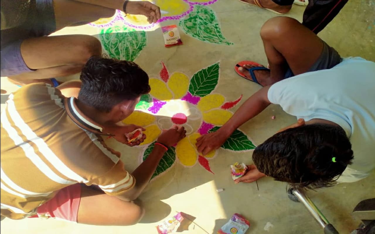 गुमला के रिमांड हाेम में बालबंदियों ने आकर्षक रंगोली बनाकर जीता सबका दिल,Crime से दूर रहने का लिया संकल्प