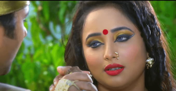 रानी चटर्जी का 'हाथ के लकीर' गाने में दिखा नागिन लुक, आप भी देखें जबरदस्त VIDEO