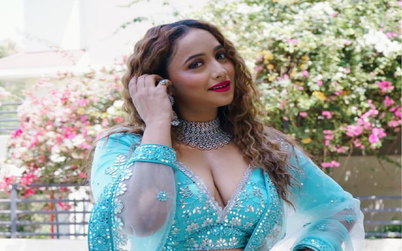 Rani Chatterjee Pics: रानी चटर्जी ने डीप नेक ड्रेस में बढ़ाया इंटरनेट का पारा, देखें बोल्ड फोटोज