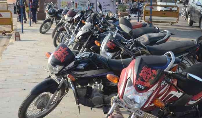 हेलमेट नहीं पहना तो ₹500 जुर्माना, पहना तो ₹5 टैक्स, सासाराम स्टेशन की पार्किंग में चल रहा वसूली का खेल