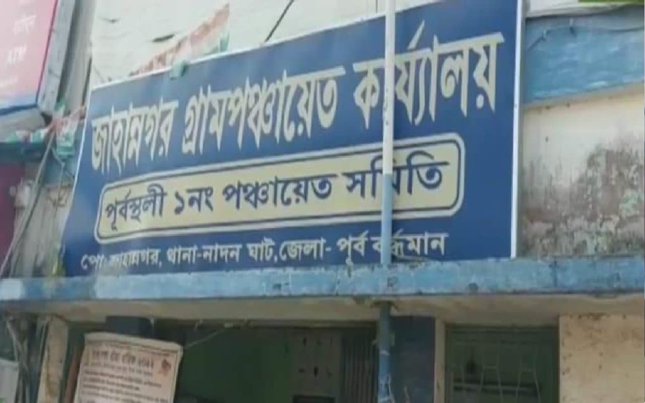 पश्चिम बंगाल के बर्दवान में बेहाल रास्ते को लेकर ग्रामीणों ने लगाया पोस्टर, कहा- मरम्मत नहीं तो वोट नहीं