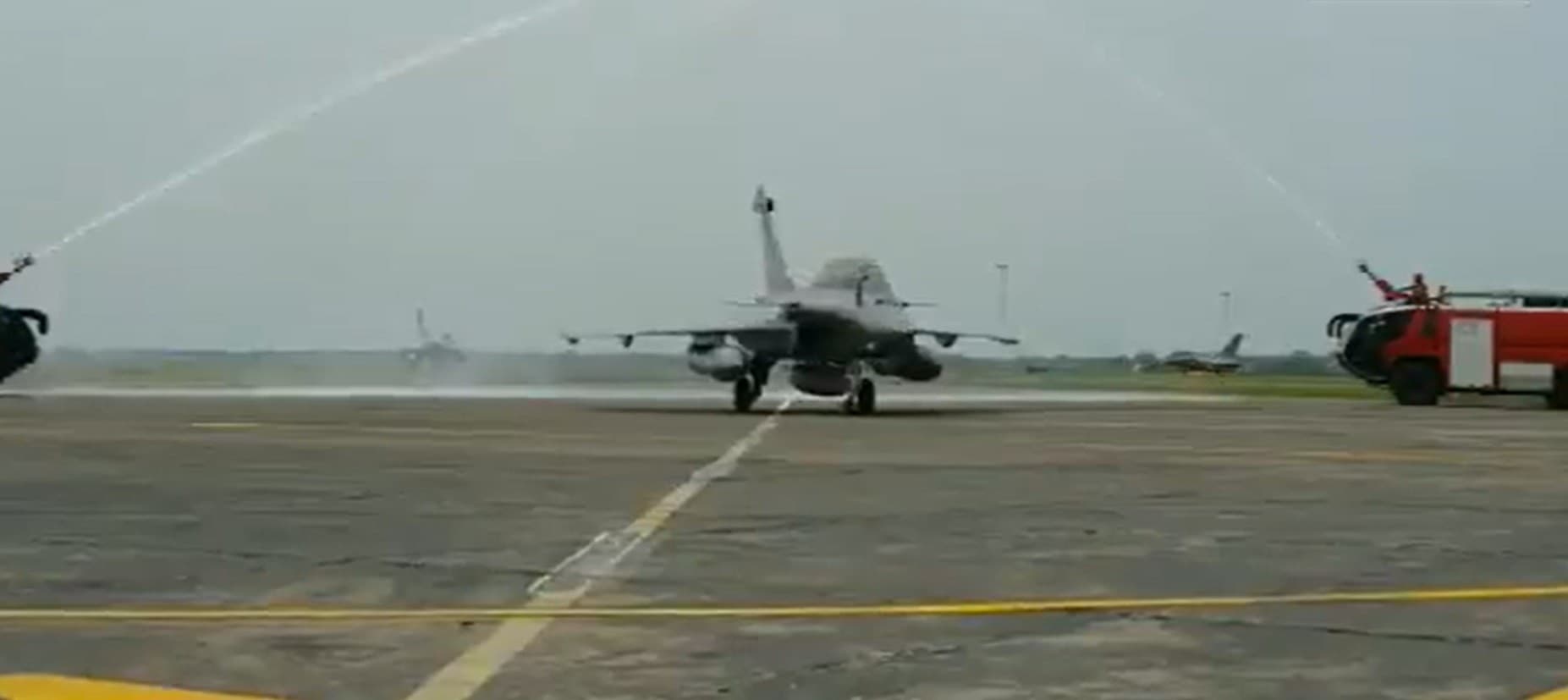 Rafale Fighter jet : राफेल के भारत पहुंचने पर रक्षा मंत्री ने दिये दुश्मनों को कड़े संदेश, देखें VIDEO