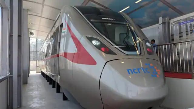 गाजियाबाद पहुंचे दूसरी रैपिड रेल के कोच, यात्रियों को जल्द मिलेंगी हवाई यात्रा वाली सुविधाएं