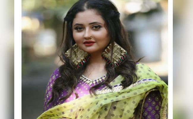 एक्‍ट्रेस रश्मि देसाई ने तसवीर शेयर कर समझाया इस शब्‍द का मतलब, फैंस बोले- आपकी झुकी नजरें...