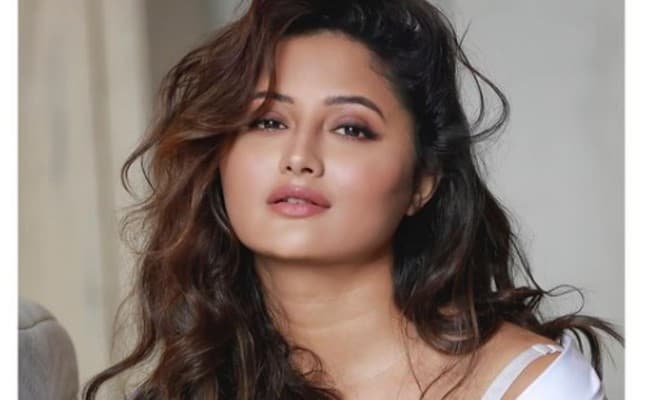 रश्मि देसाई का लेटेस्‍ट फोटो में दिखा हॉट अंदाज, फैंस ने कमेंट में लिखा मोबाइल पर ज्यादा...