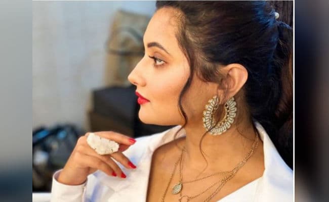 रश्मि देसाई ने शेयर की ये बोल्‍ड PHOTO, सोशल मीडिया पर छाया 'नागिन' एक्ट्रेस का हॉट लुक