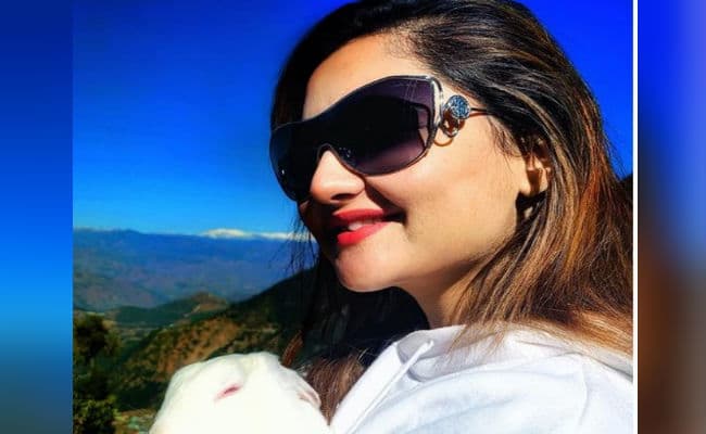 रश्मि देसाई 'शकीरा' बन चुरा ले गईं सारी लाइमलाइट, यूं डांस करती दिखीं एक्‍ट्रेस... VIDEO