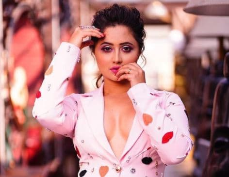 डीप नेक कोट और नेट वाली स्कर्ट में Rashami Desai का बोल्ड फोटोशूट, फैंस सिद्धार्थ को कनेक्ट करते हुए कर रहे कमेंट