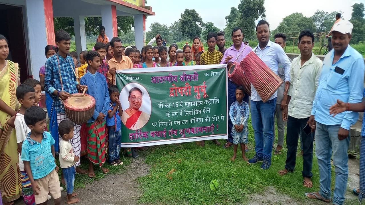 Jharkhand News: द्रौपदी मुर्मू के राष्ट्रपति निर्वाचित होने पर निकली सम्मान यात्रा, मांदर की थाप पर थिरके